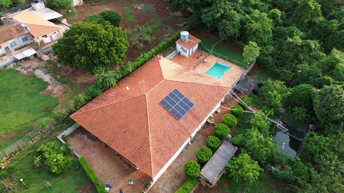 Energia solar instalada em casa de campo pela Brasil Solar