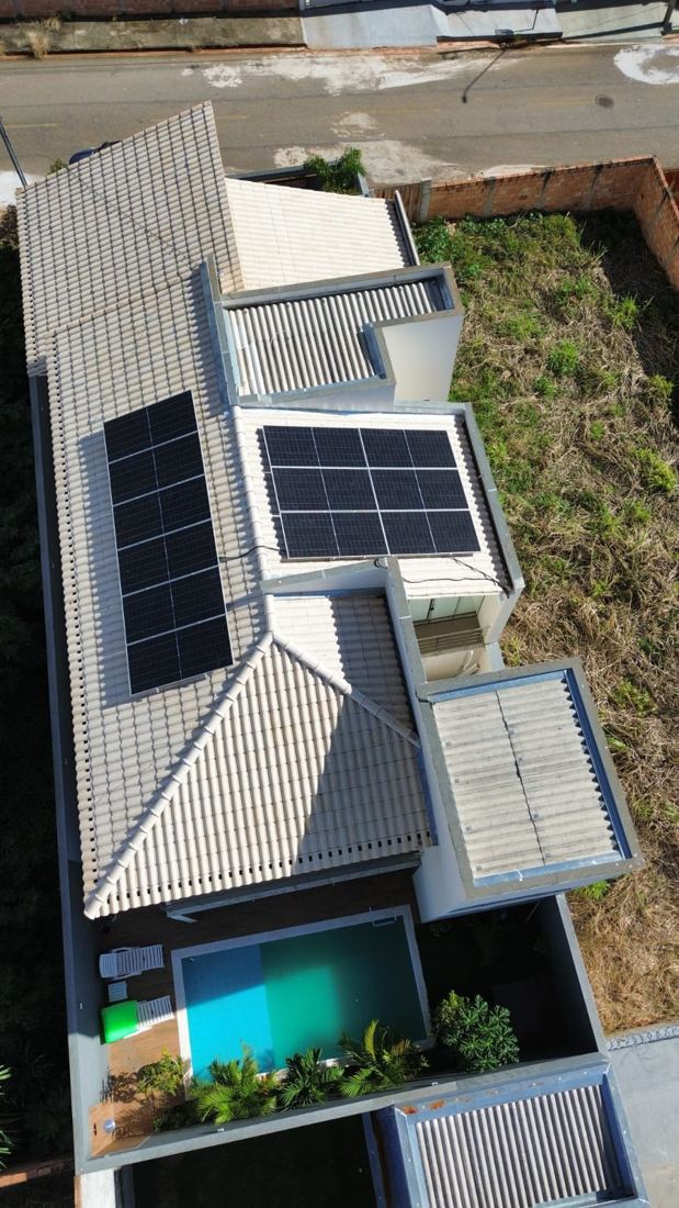 Casa com piscina e painéis solares instalados pela Brasil Solar