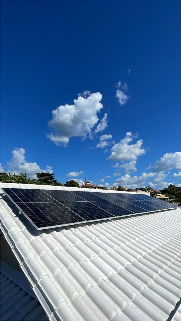 Painéis solares em telhado residencial instalados pela Brasil Solar